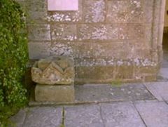 Tombe du curé d'Hennezel, devant l'église